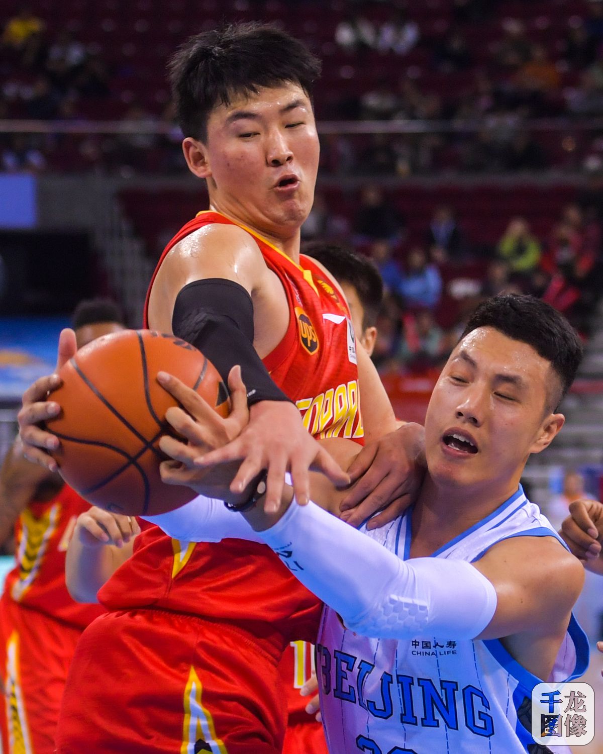 江苏男篮击败对手，实现了反超胜利