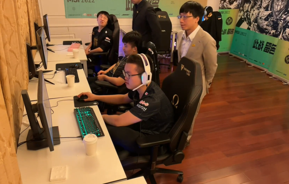 PSG绝杀BRO，Caps开启传奇时刻激烈交锋2025世界赛，点燃全场激情的简单介绍