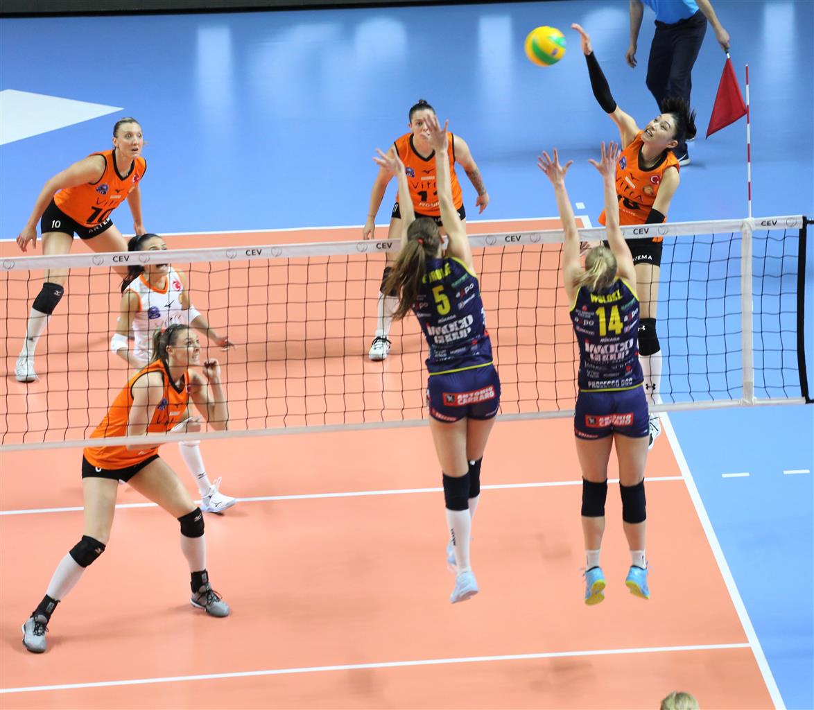 世俱杯赛程-FLY力克DFM，Deft打出惊人五杀鏖战多局半决赛，锁定晋级资格