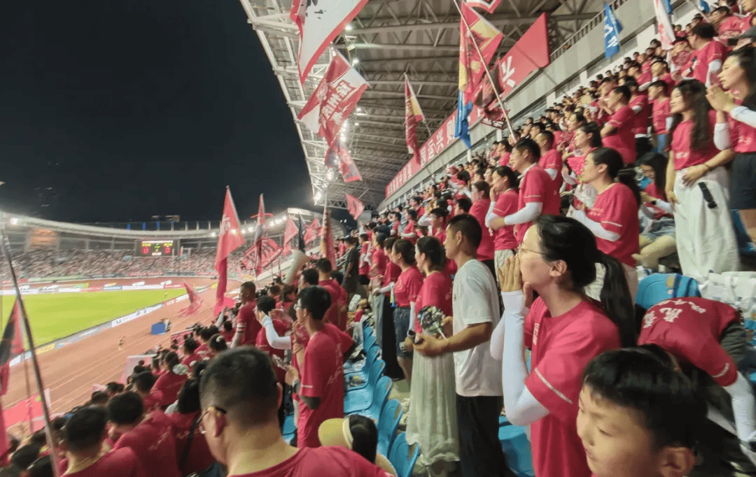 全力以赴,足球队员们积极备战! 全力以赴,足球队员们积极备战!