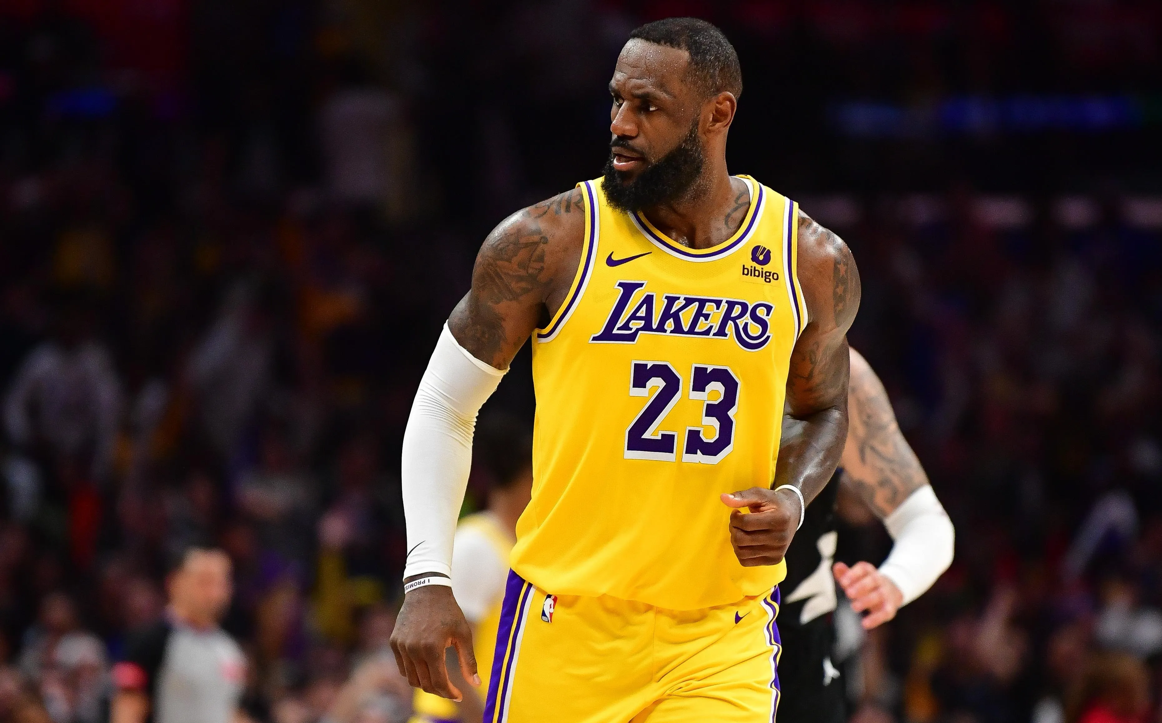 世俱杯-湖人队全队备战季后赛，詹姆斯高效发挥展现领袖风范