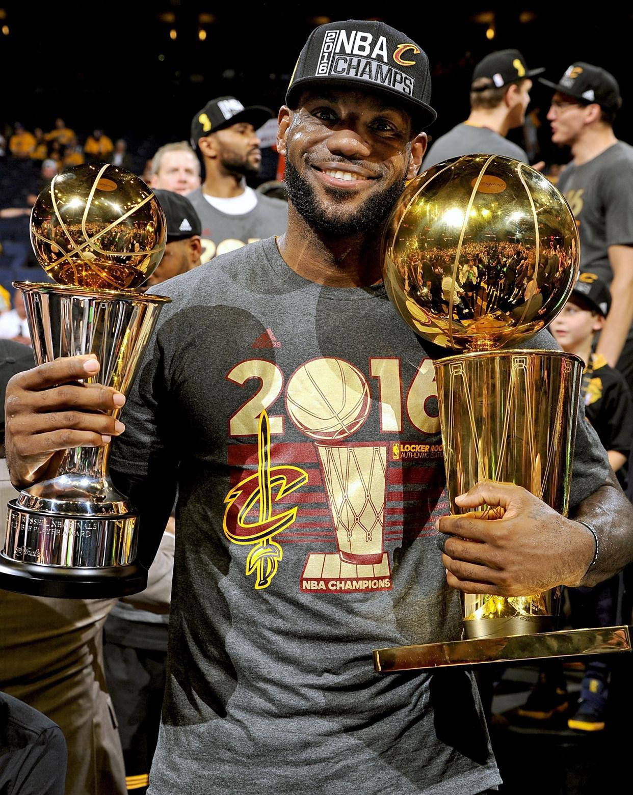 湖人队全队备战季后赛,詹姆斯高效发挥展现领袖风范 湖人队全队备战季后赛,詹姆斯高效发挥展现领袖风范