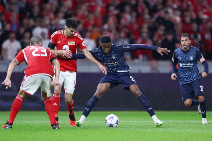 柏林联队员奋力拼搏，成功逆袭取胜