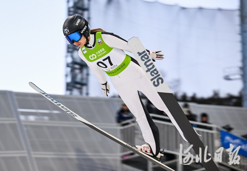 世俱杯决赛-斯洛文尼亚滑雪选手高空飘逸,斩获金牌