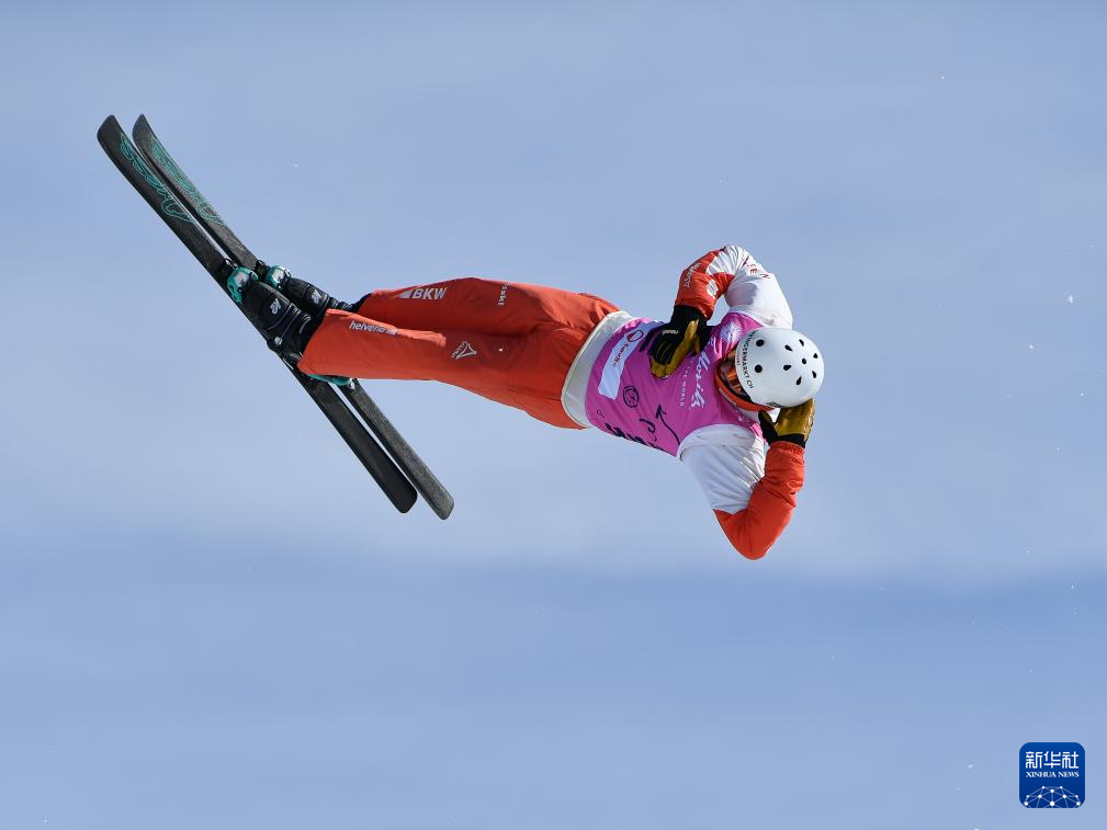斯洛文尼亚滑雪选手高空飘逸，斩获金牌