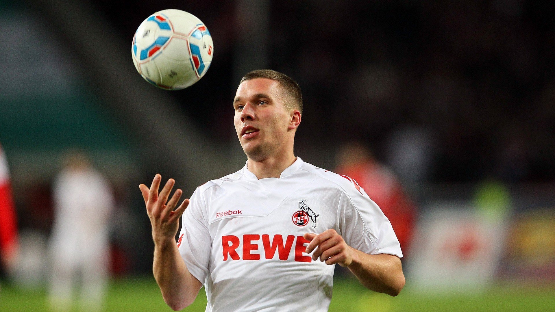 绿茵双重奏鸣曲，当瑞士铁骑碾过星月，库尔图瓦在彼岸点燃烽火